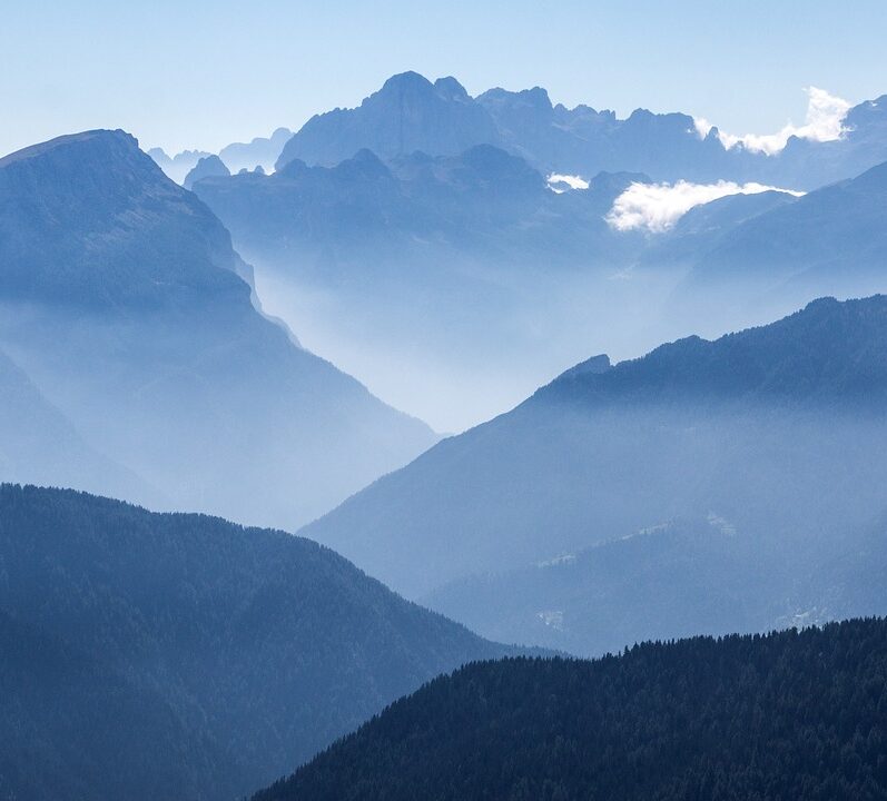 Ein atemberaubendes Alpenpanorama in verschiedenen Blautönen.