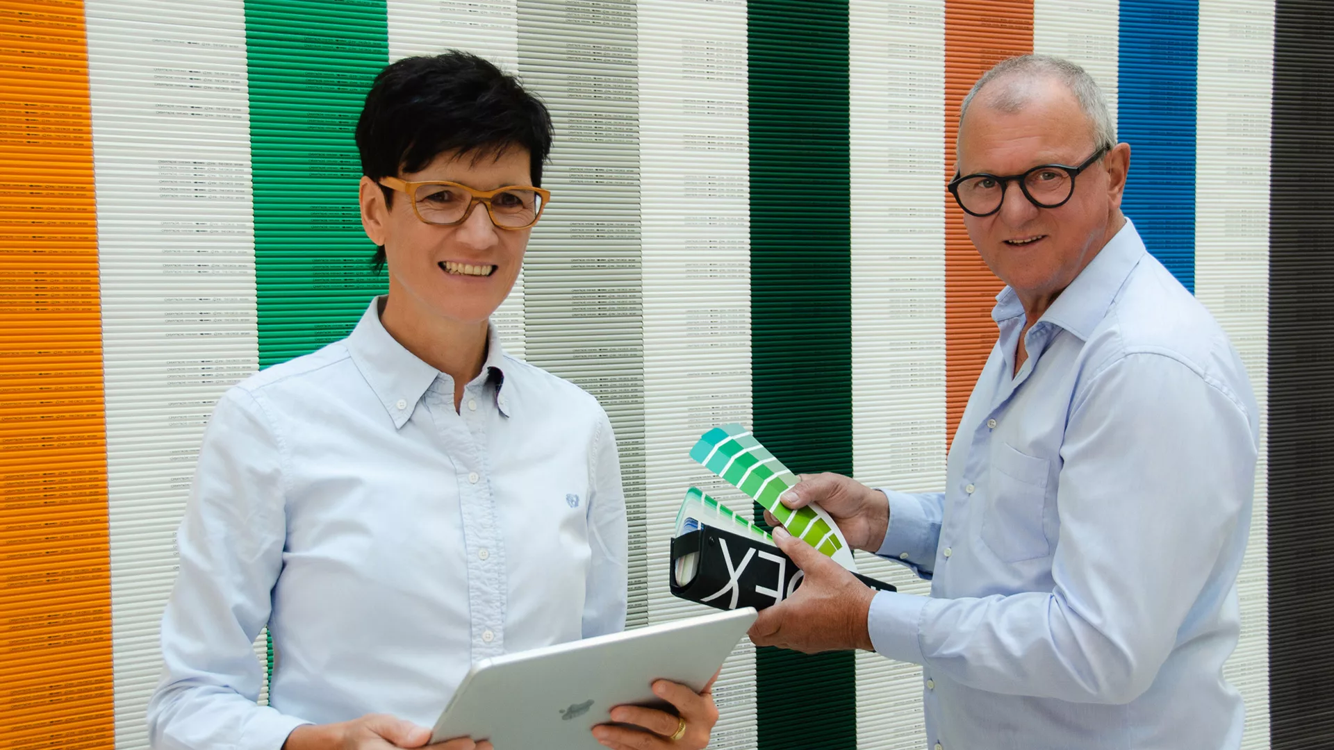 Petra Schneider und Johann Christen bei einer Massaufnahme für Gebäudebeschriftungen und visuelle Kommunikationen. Für die Planung und Besprechung mit Kunde.