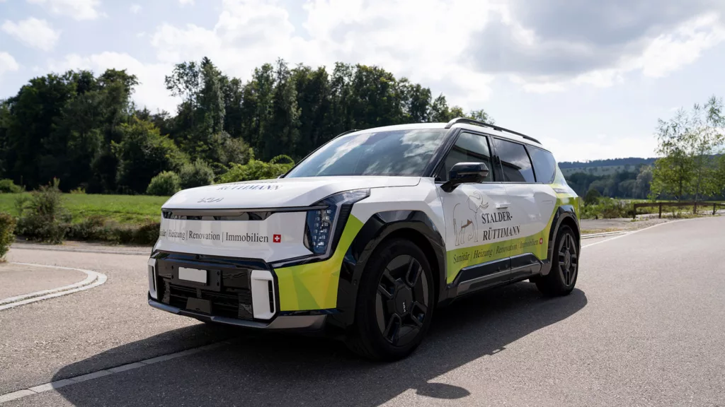 Sichtbarkeit mit einer professionellen Fahrzeugbeschriftung. Fahrzeugfolierung im Digitaldruck.