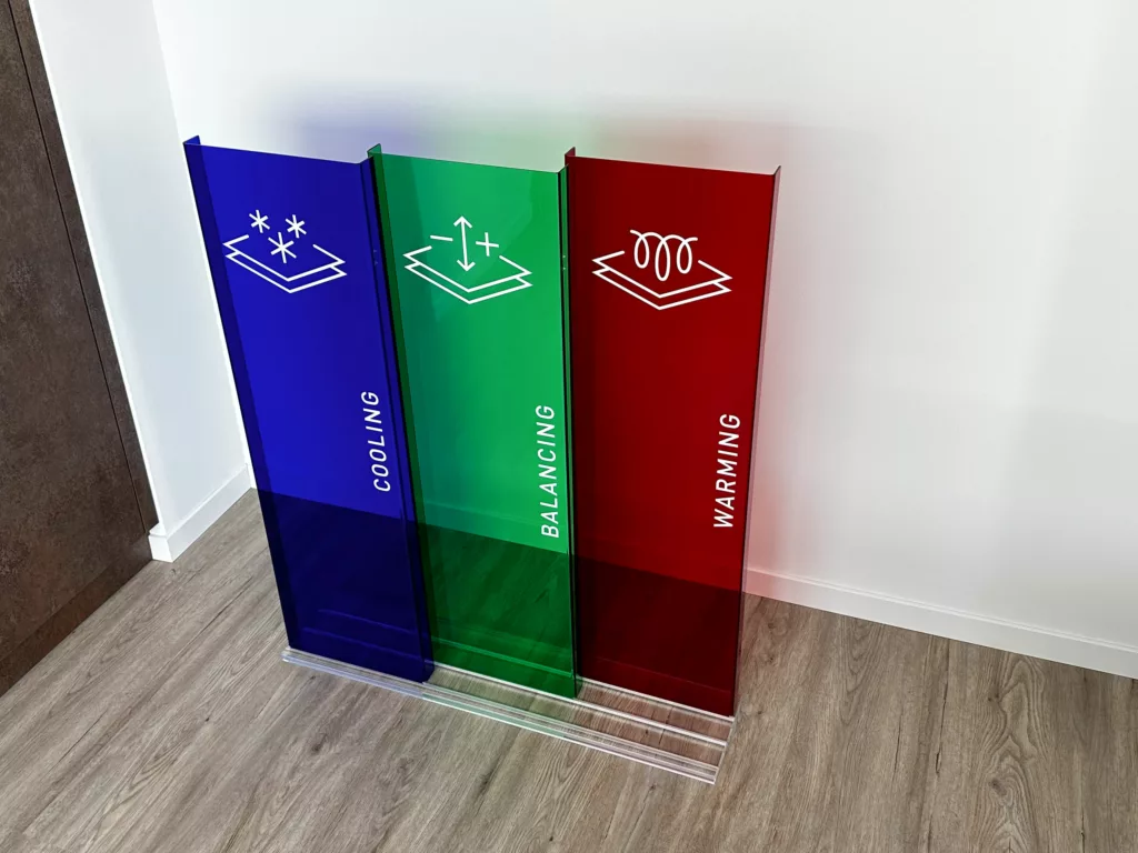 Transparenter Bodensteller aus Acrylglas mit elegantem Design, präsentiert am Point-of-Sale für die Marke Calida; dient zur stilvollen Produktpräsentation