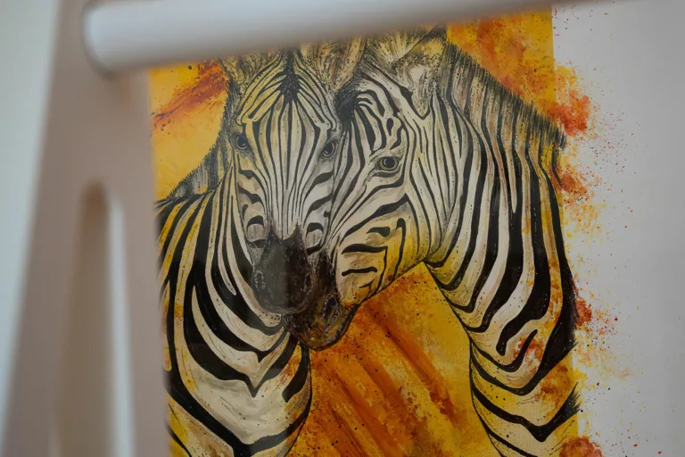 Modernes Zebra-Kunstbild von Petra Schneider als stilvolle Interior-Design-Wandkunst.
