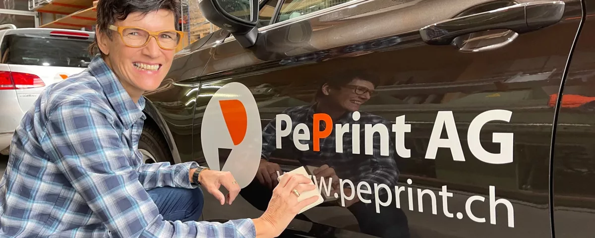 Petra Schneider bei der Fahrzeugbeschriftung der PePrint AG. Auffällige und professionelle Beschriftungen für Ihr Fahrzeug sowie Gebäude, Fassaden und Schaufenster.
