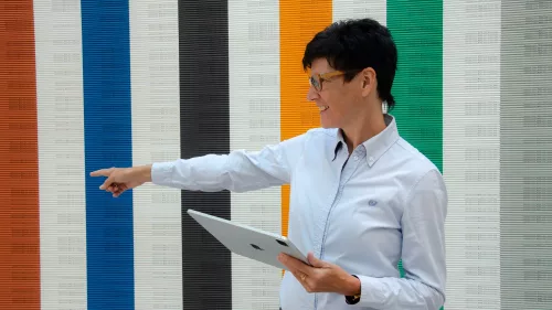 Visuelle Kommunikation, Grafikdesign und auffällige Beschriftungen im Fokus.